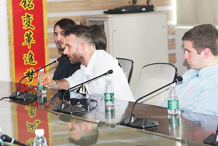 英國愛丁堡龍比亞大學的學生積極提問 英國愛丁堡龍比亞大學的學生積極提問