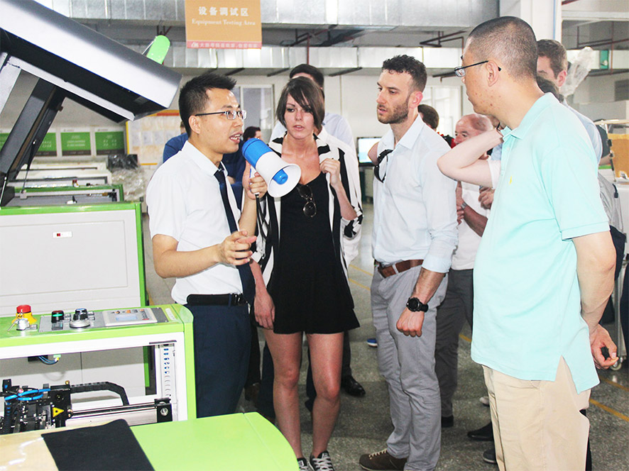 英國愛丁堡龍比亞大學的學生參觀標準化車間 英國愛丁堡龍比亞大學的學生參觀標準化車間