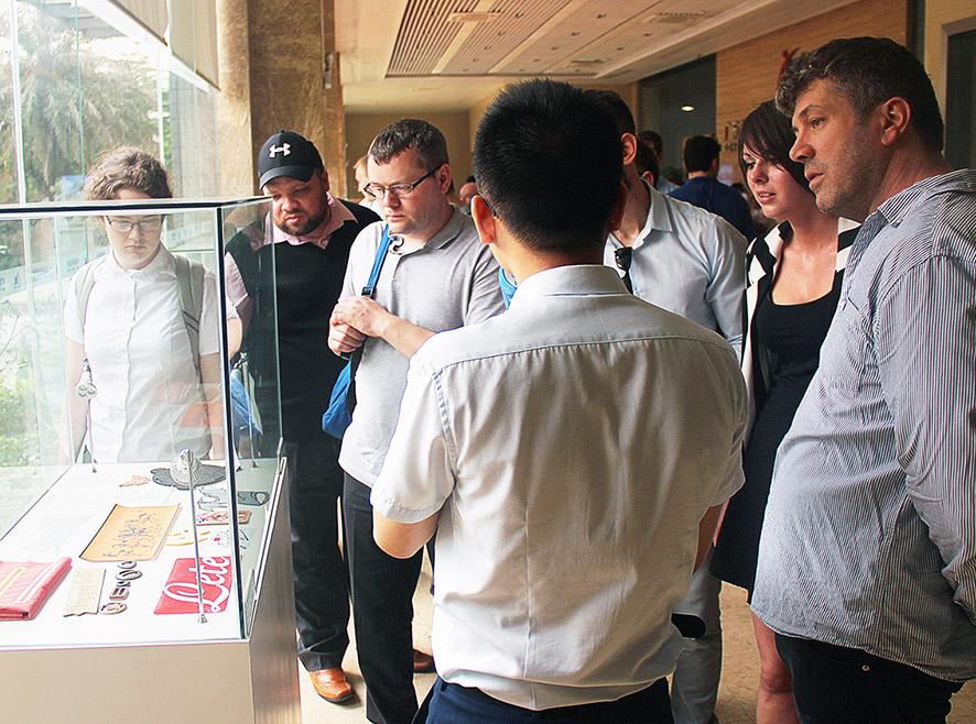 劉經理帶領英國愛丁堡龍比亞大學的學生參觀東莞生產基地產品展示廳 劉經理帶領英國愛丁堡龍比亞大學的學生參觀東莞生產基地產品展示廳
