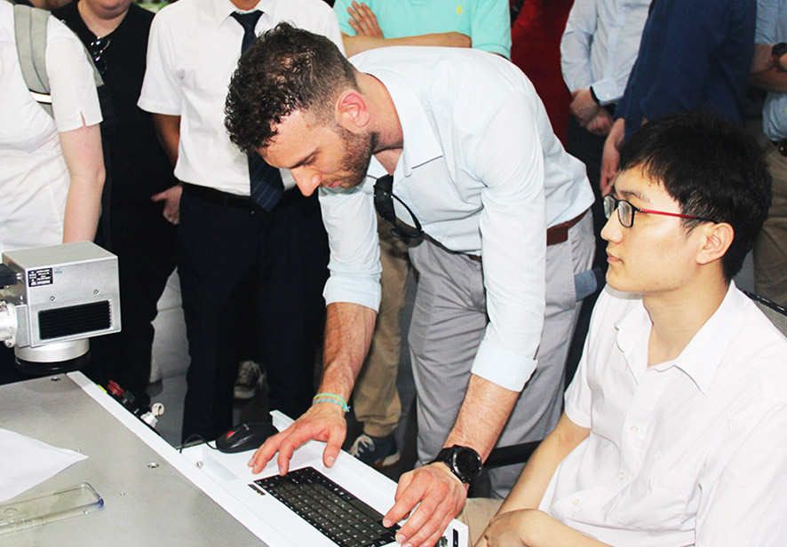 英國愛丁堡龍比亞大學的學生在大族粵銘集團激光應用工藝工程師的指導下下操作設備 英國愛丁堡龍比亞大學的學生在大族粵銘集團激光應用工藝工程師的指導下下操作設備