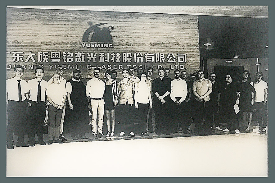 大幅激光打標合影贈予交流團的師生 大幅激光打標合影贈予交流團的師生