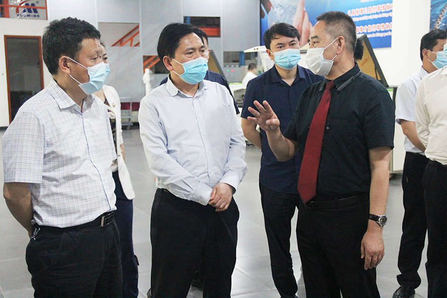 在卓副總的陪同下,陳達新主任一行參觀了大族粵銘激光集團產品展示廳 在卓副總的陪同下,陳達新主任一行參觀了大族粵銘激光集團產品展示廳