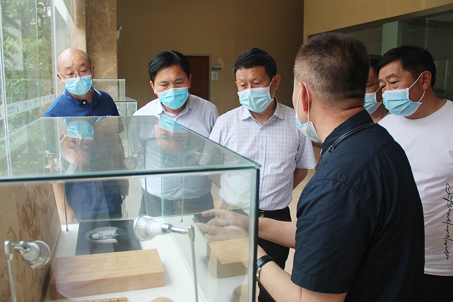 從卓副總的詳細介紹中了解到了大族粵銘激光集團的產業布局、工藝技術先進性、智能裝備水平、產品應用 從卓副總的詳細介紹中了解到了大族粵銘激光集團的產業布局、工藝技術先進性、智能裝備水平、產品應用