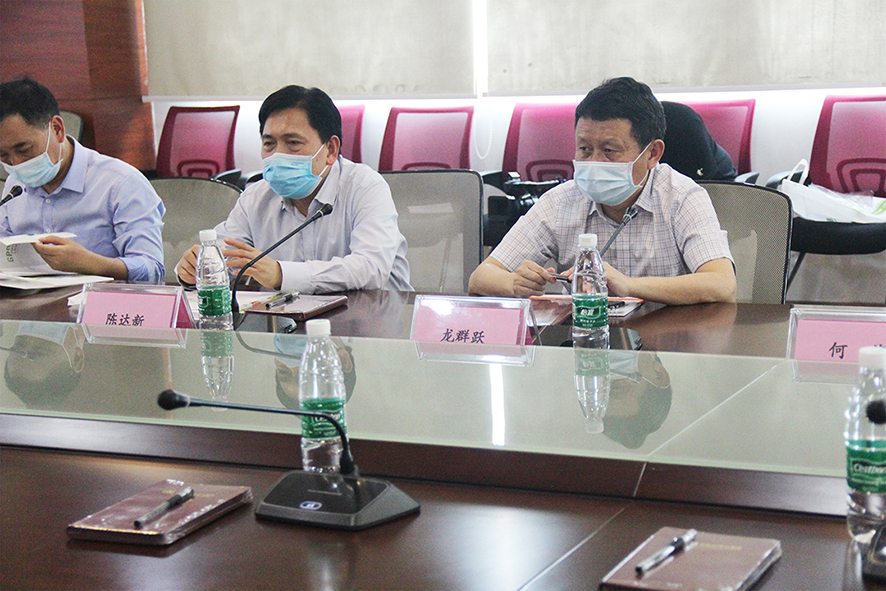 陳達新主任就銅仁市的區位優勢、經濟發展、招商引資、主導產業布局及規劃作了介紹 陳達新主任就銅仁市的區位優勢、經濟發展、招商引資、主導產業布局及規劃作了介紹