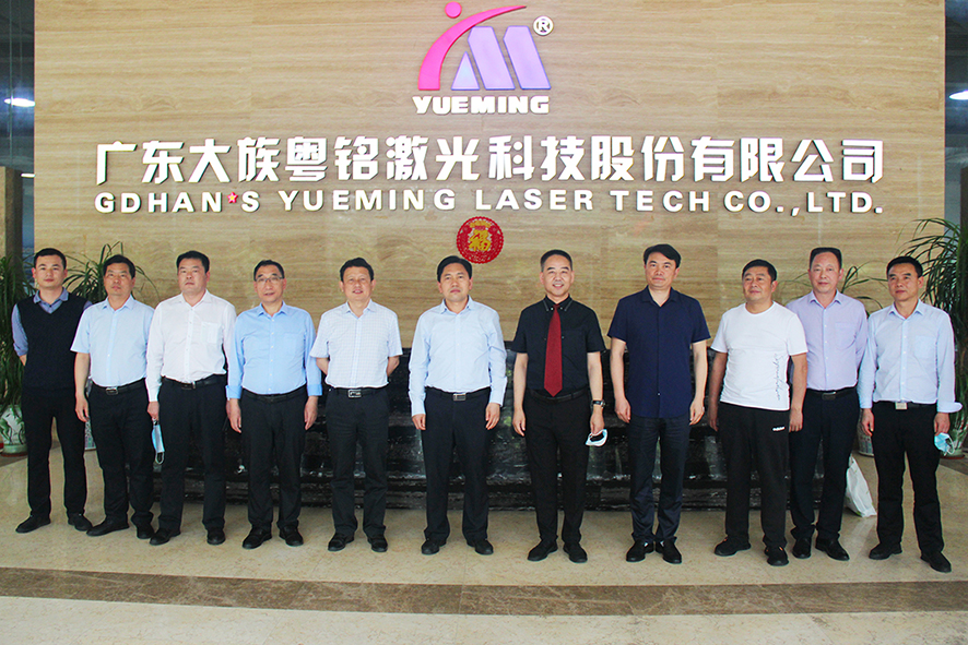 旅游文創產業如何更好地承載文化內涵、民俗風情及深層價值,如何滿足游客對美好文創產品的需求,成為文創紀念品市場需要面對和思考的問題。 旅游文創產業如何更好地承載文化內涵、民俗風情及深層價值,如何滿足游客對美好文創產品的需求,成為文創紀念品市場需要面對和思考的問題。