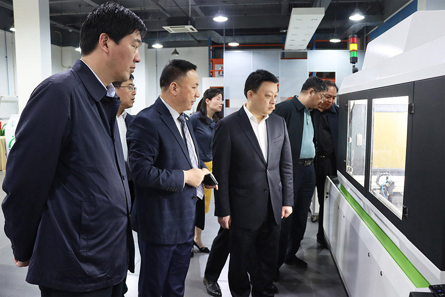 參觀大族粵銘激光切割機(jī) 參觀大族粵銘激光切割機(jī)