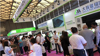 人頭攢動的上海廣告展現(xiàn)場