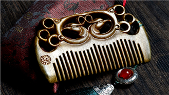 這是一份充滿中國(guó)味的愛的禮物！激光雕刻木梳，以梳為禮~