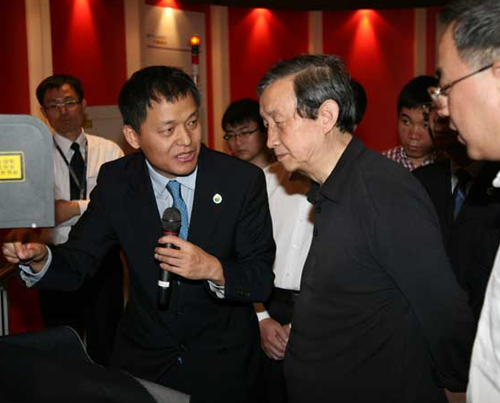 國務(wù)院副總理馬凱蒞臨大族激光調(diào)研 國務(wù)院副總理馬凱蒞臨大族激光調(diào)研