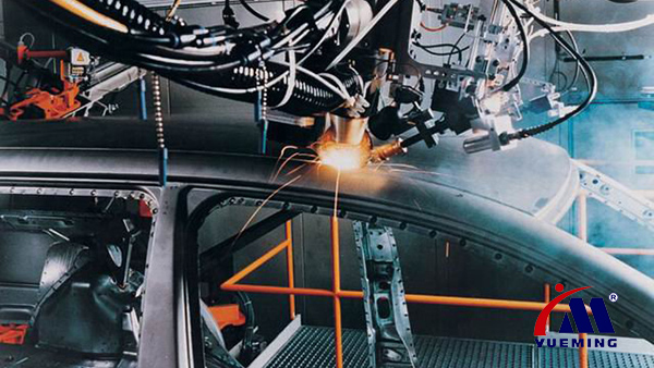 騰飛的激光切割機(jī)